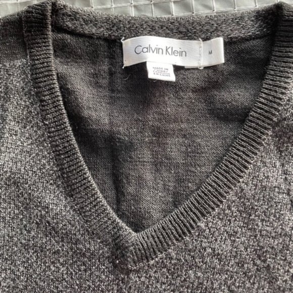 Calvin Klein sweater size M - Picture 3 of 6